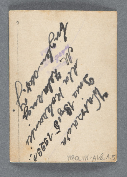 Fotografia, na tle średniociemnego płótna, młodego mężczyzny z zaczesanymi do tyłu włosami, Mordki (Józefa) Englendera; twarz ujęta w trzech czwartych, popiersie; w krawacie, białej koszuli i marynarce, kratkowanej. Krawędzie proste.