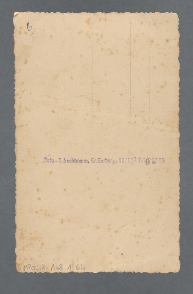 Fotografia trzech osób: Hana Hinda z d. Kleczewska, Hilel Pozner (stoi), Zelig Josek Pozner. Wzdłuż krawędzi prostokątny jasny margines, zaokrąglony w rogach. Krawędzie ząbkowane.Na rewersie w lewym górny rogu podkreślone 6. Od darczyńcy wiadomo, że fotografia zachowała się, ponieważ została przesłana - być może już w okresie wojny - do Portugalii.