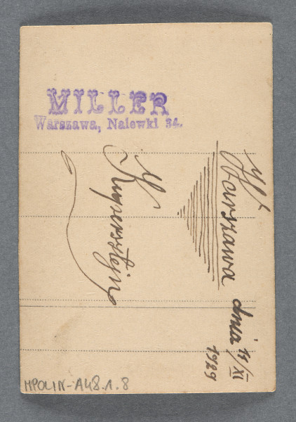 Fotografia młodego mężczyzny, który podpisał się na rewersie jako Krysersztajn (bez imienia), patrzącego w obiektyw, ujętego en face, popiersie. Włosy falowane, zaczesane do tyłu, marynarka, biała koszula z krawatem.Na tle atelierowym, znanym ze zdjęcia Sary Tenenbaum (zob. w tej serii, MPOLIN-A48.1.6): po prawej widoczny fragment podobizny balustrady, u góry - chmury.