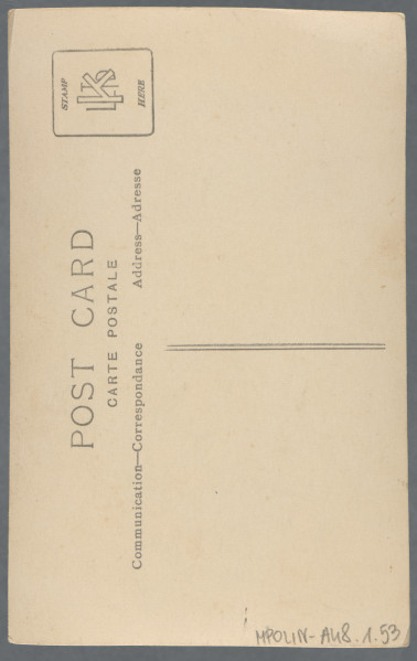 Fotografia portretowa młodego mężczyzny, półprofil, patrzy w lewo - część twarzy mniej widoczna mocno oświetlona, co nadaje zdjęciu charakter artystyczny; ciemne niedługie włosy postawione do góry. Widoczna prążkowana jasna koszula. Zdjęcie wywołane na papierze z nadrukiem pocztówkowym. Krawędzie odbitki proste, widoczny jest wzdłuż nich margines.