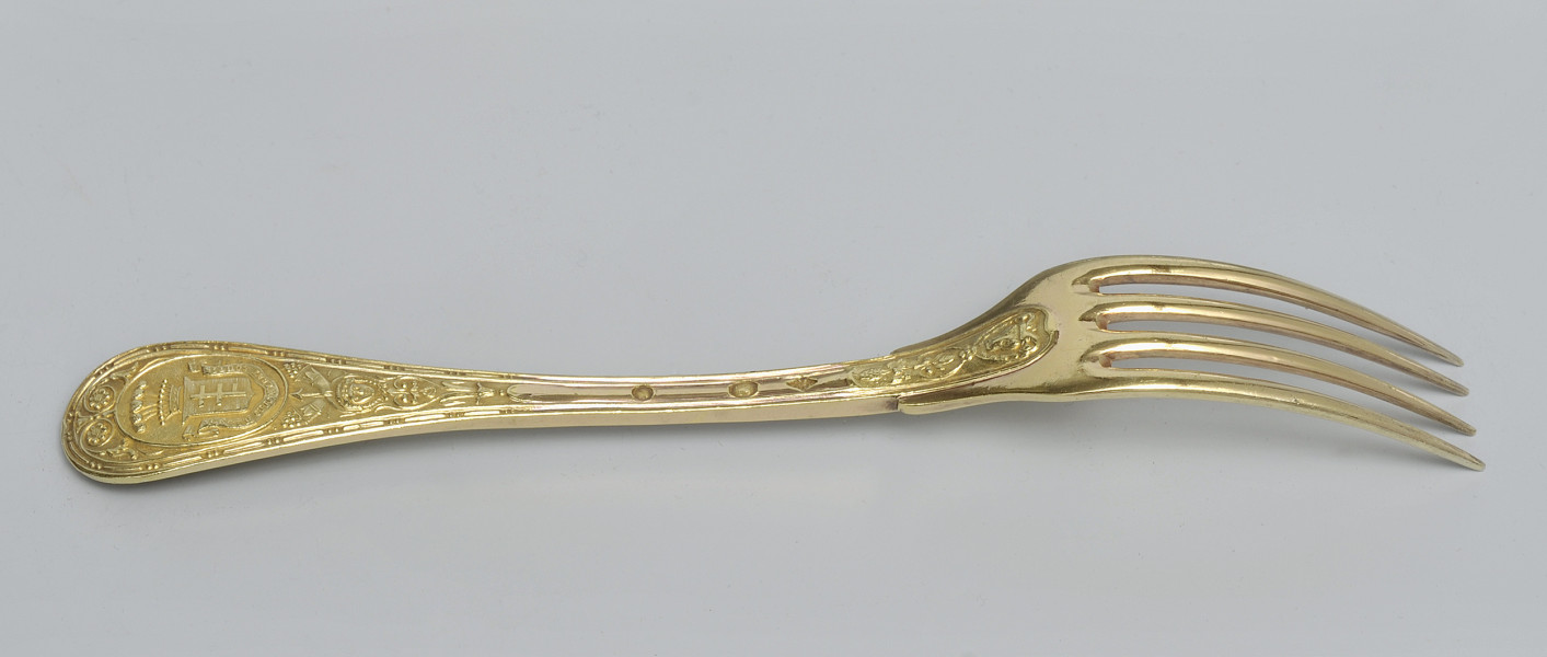 ujęcie 3/4 – od strony rewersu. Ujęcie z zębiskami po prawej stronie. W środkowej części rączki trzy punce.