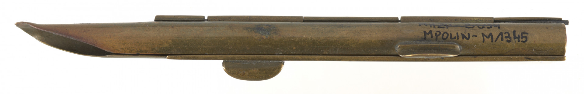 Metalowa, podłużna nabijarka do tytoniu w kolorze złotym, składa się z otwieranej rynienki, na której znajduje się wygrawerowany napis w języku polskim: J. Rosenblum | Leszno 24 |. 