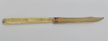 ujęcie 3/4 - strona z puncami na głowni. Trzy punce o różnych kształtach przy łączeniu głowni z rękojeścią. Ujęcie z widoczną krawędzią tnącą i szczytem ostrza skierowanym w prawo.