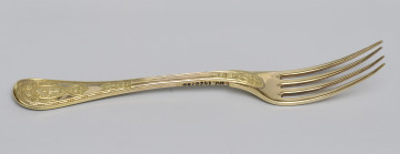 ujęcie 3/4 – od strony awersu. Ujęcie z zębiskami po prawej stronie i napisem inwentarzowym w górnej części bocznej krawędzi rączki.