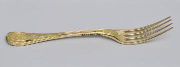 ujęcie 3/4 – od strony awersu. Ujęcie z zębiskami po prawej stronie i napisem inwentarzowym w górnej części bocznej krawędzi rączki.