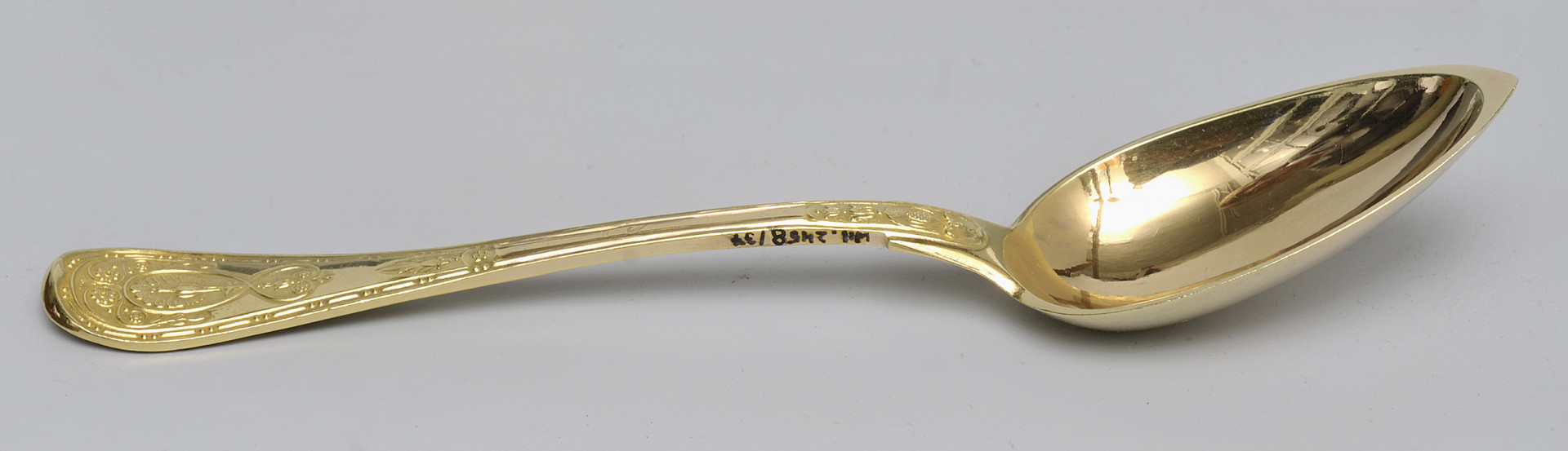 ujęcie 3/4 - widoczna wewnętrzna strona czerpaka. Ujęcie z nabierakiem po prawej stronie i napisem inwentarzowym na bocznej krawędzi rączki.