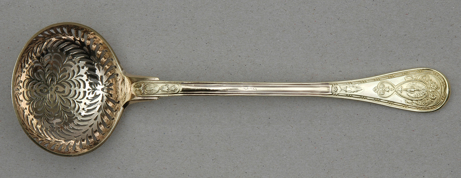 awers - widoczna wewnętrzna strona ażurowego czerpaka. Nabierak po lewej stronie.