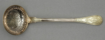 awers - widoczna wewnętrzna strona ażurowego czerpaka. Nabierak po lewej stronie.