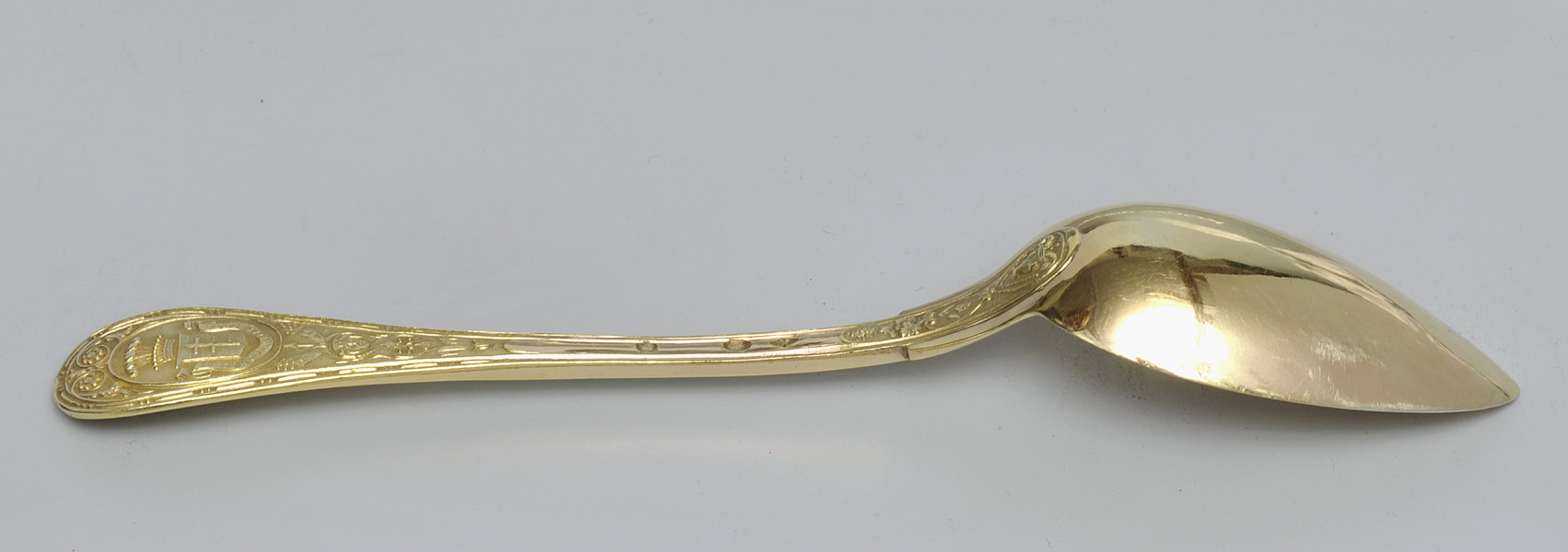 ujęcie 3/4 - widoczna zewnętrzna strona czerpaka. Ujęcie z nabierakiem po prawej stronie.