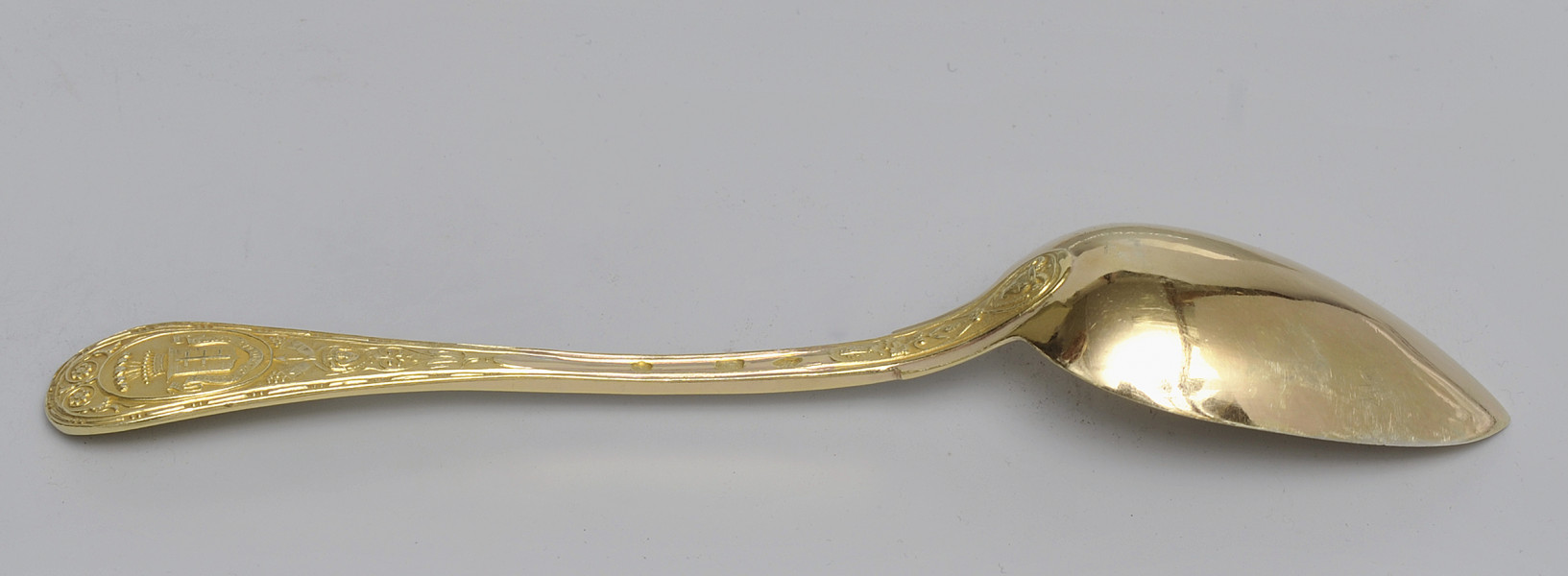 ujęcie 3/4 - widoczna zewnętrzna strona czerpaka. Ujęcie z nabierakiem po prawej stronie.