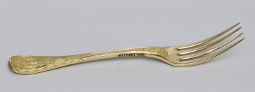 ujęcie 3/4 – od strony awersu. Ujęcie z zębiskami po prawej stronie i napisem inwentarzowym w górnej części bocznej krawędzi rączki.