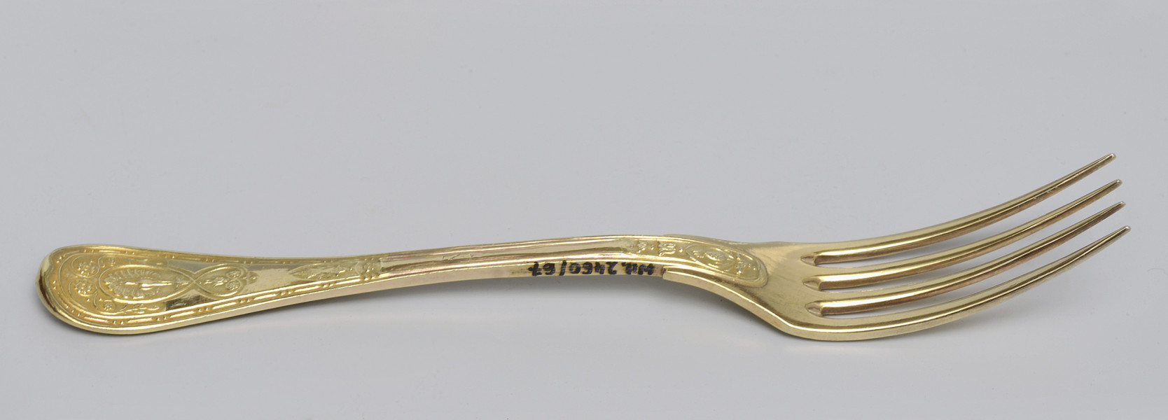 ujęcie 3/4 – od strony awersu. Ujęcie z zębiskami po prawej stronie i napisem inwentarzowym w górnej części bocznej krawędzi rączki.