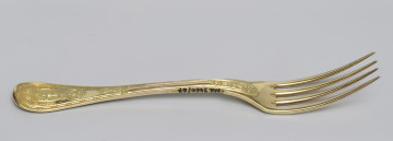 ujęcie 3/4 – od strony awersu. Ujęcie z zębiskami po prawej stronie i napisem inwentarzowym w górnej części bocznej krawędzi rączki.