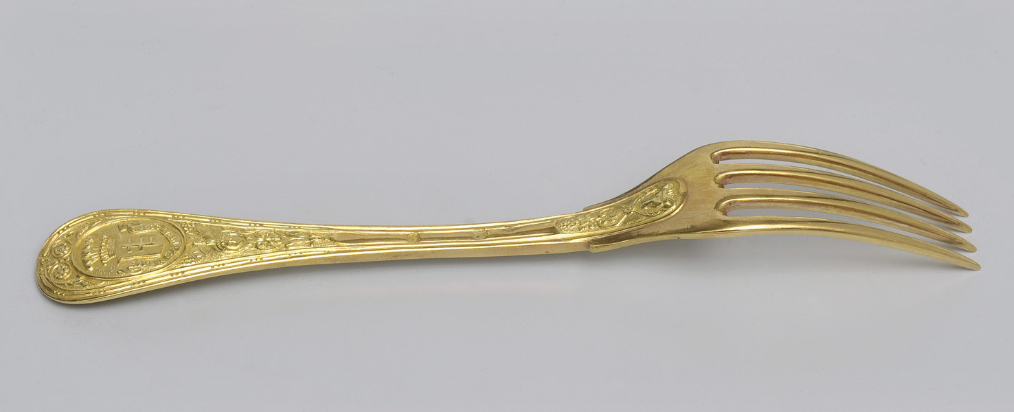 ujęcie 3/4 – od strony rewersu. Ujęcie z zębiskami po prawej stronie. W środkowej części rączki trzy punce.