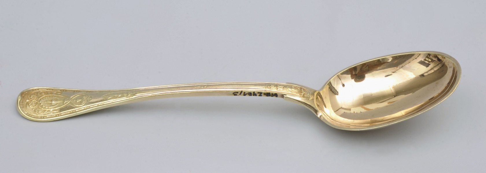 ujęcie 3/4  - widoczna wewnętrzna strona czerpaka. Nabierak po prawej stronie; na bocznej krawędzi rączki napis inwentarzowy.