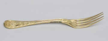 ujęcie 3/4 – od strony awersu. Ujęcie z zębiskami po prawej stronie i napisem inwentarzowym w górnej części bocznej krawędzi rączki.