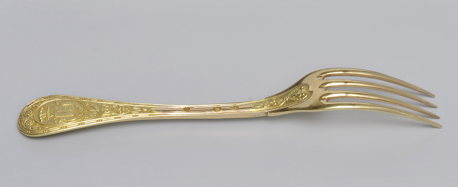 ujęcie 3/4 – od strony rewersu. Ujęcie z zębiskami po prawej stronie. W środkowej części rączki trzy punce.