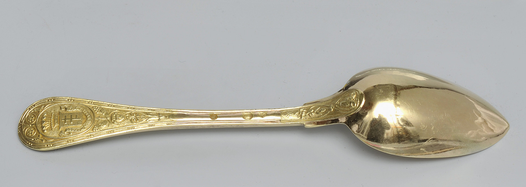 ujęcie 3/4 - widoczna zewnętrzna strona czerpaka. Ujęcie z nabierakiem po prawej stronie.