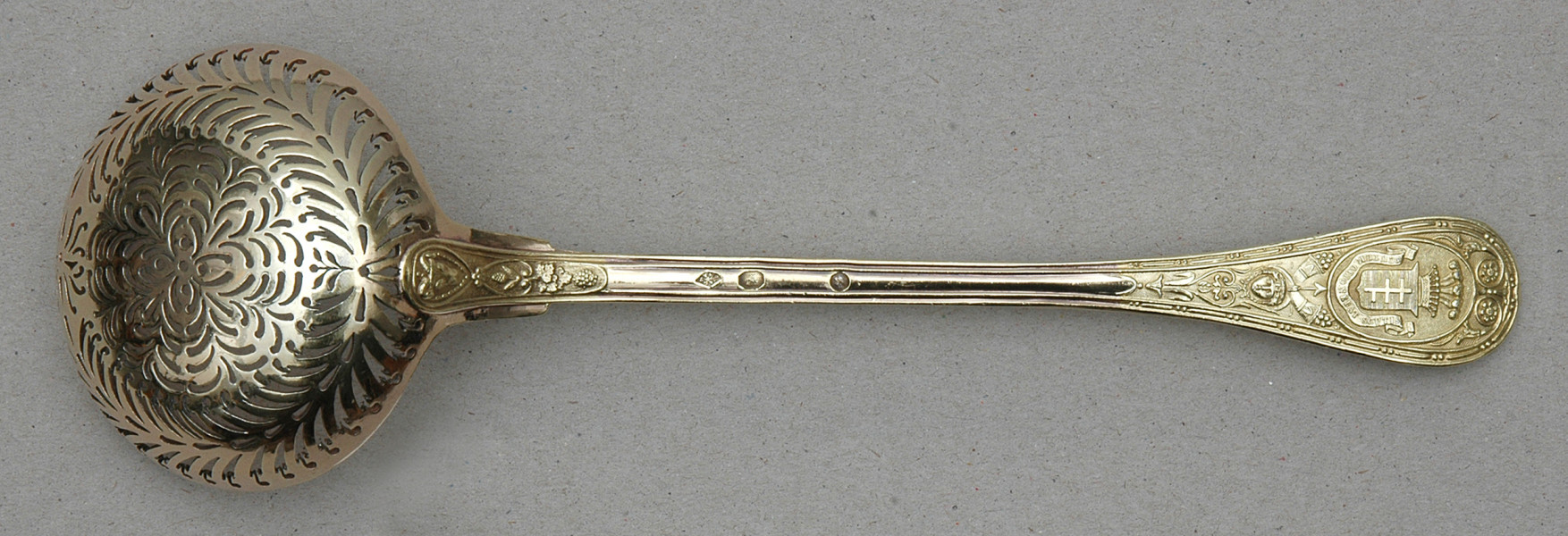 rewers - widoczna zewnętrzna strona ażurowego czerpaka. Nabierak po lewej stronie.