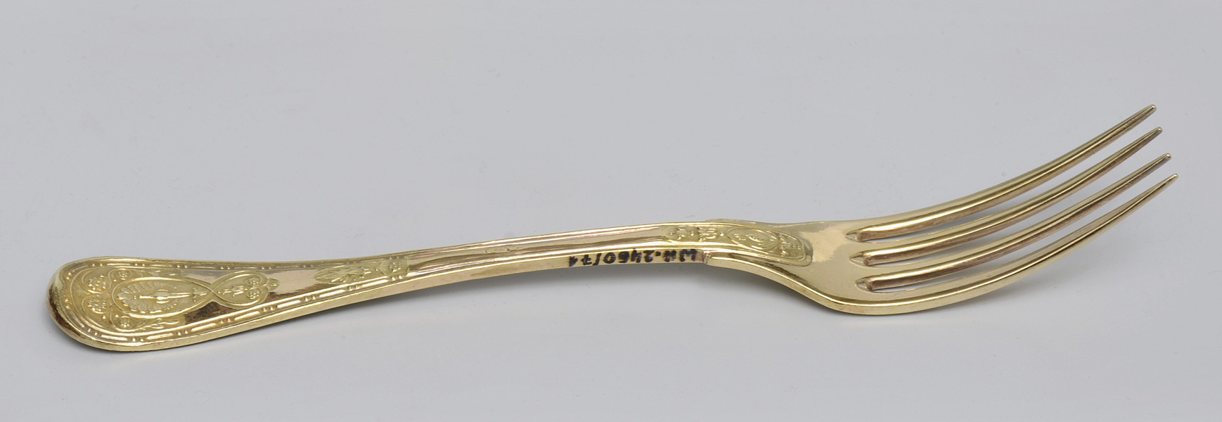 ujęcie 3/4 – od strony awersu. Ujęcie z zębiskami po prawej stronie i napisem inwentarzowym w górnej części bocznej krawędzi rączki.