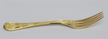 ujęcie 3/4 – od strony awersu. Ujęcie z zębiskami po prawej stronie i napisem inwentarzowym w górnej części bocznej krawędzi rączki.