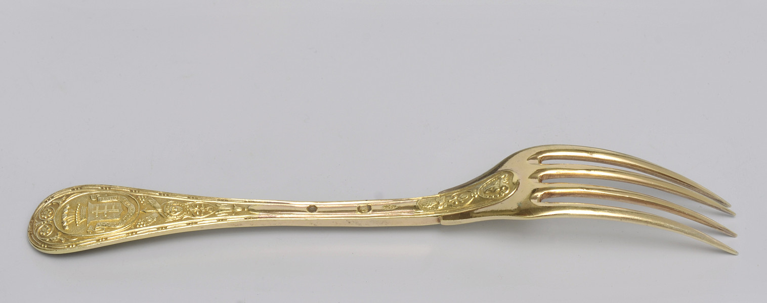 ujęcie 3/4 – od strony rewersu. Ujęcie z zębiskami po prawej stronie. W środkowej części rączki trzy punce.