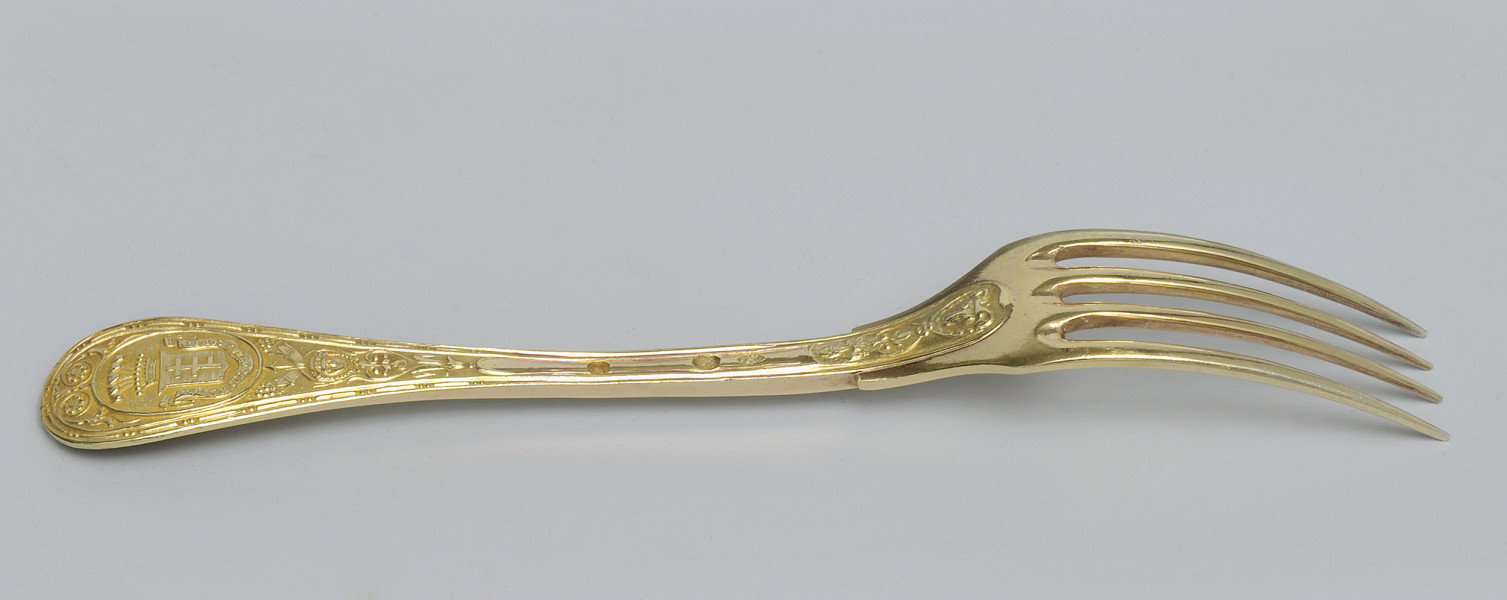 ujęcie 3/4 – od strony rewersu. Ujęcie z zębiskami po prawej stronie. W środkowej części rączki trzy punce.