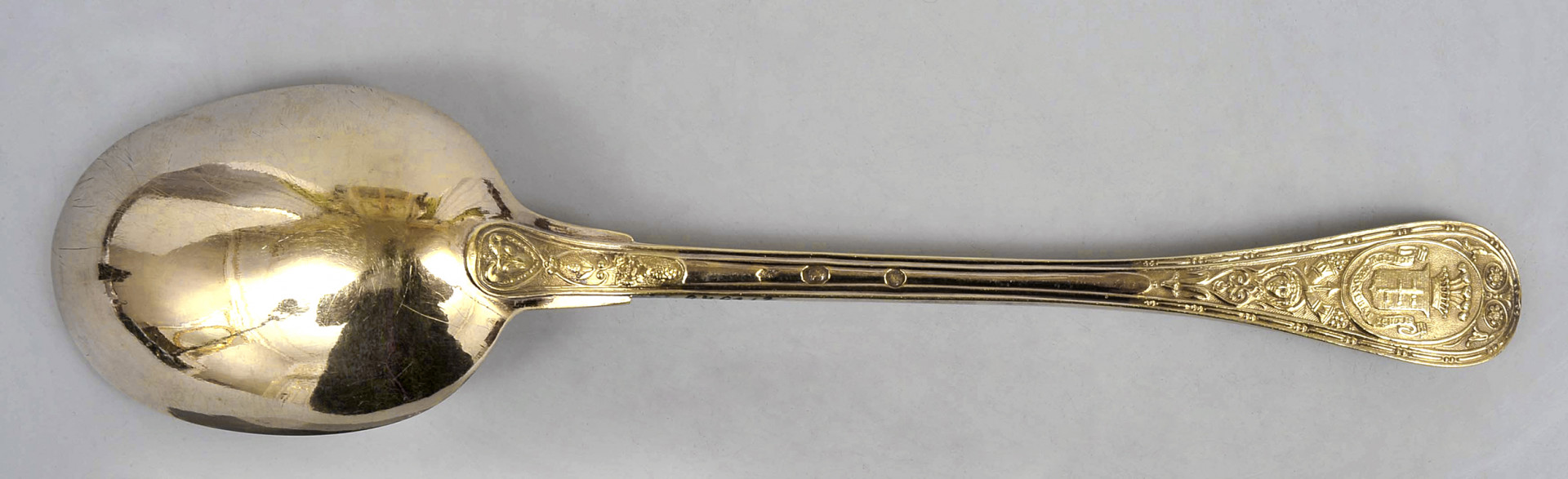 rewers - widoczna zewnętrzna strona czerpaka, który po lewej stronie. Na końcu uchwytu herb Pilawa na tarczy pod koroną hrabiowską ze strusimi piórami.