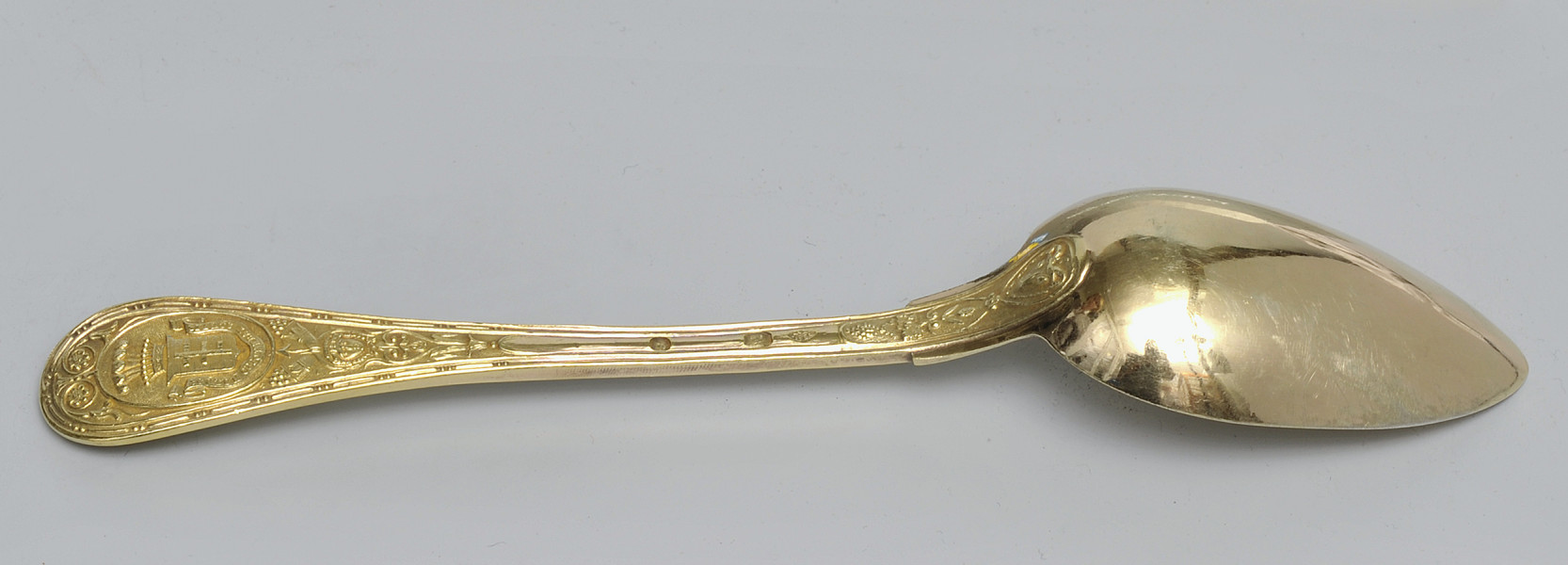 ujęcie 3/4 - widoczna zewnętrzna strona czerpaka. Ujęcie z nabierakiem po prawej stronie.