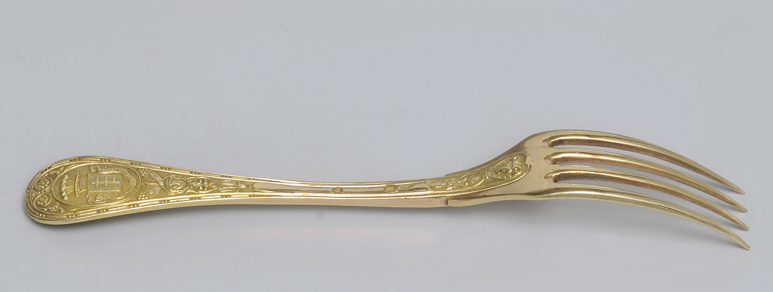 ujęcie 3/4 – od strony rewersu. Ujęcie z zębiskami po prawej stronie. W środkowej części rączki trzy punce.