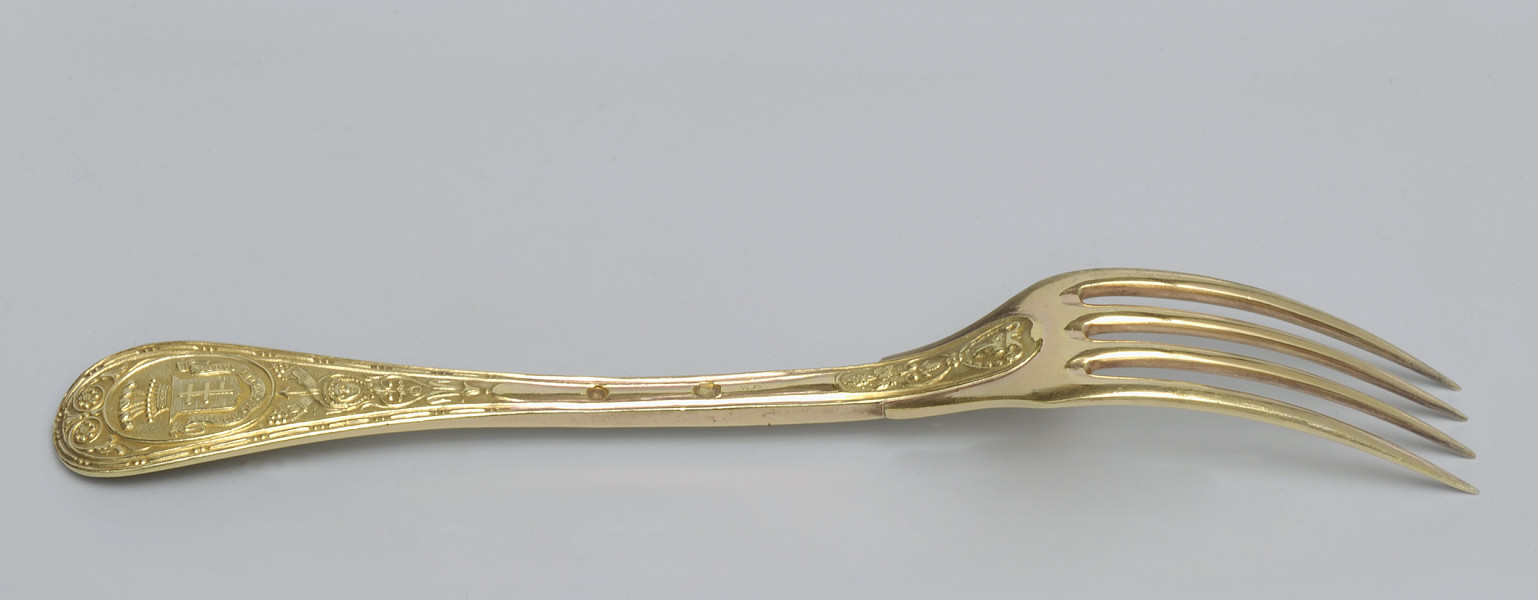 ujęcie 3/4 – od strony rewersu. Ujęcie z zębiskami po prawej stronie. W środkowej części rączki trzy punce.