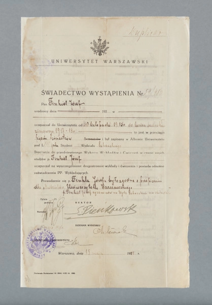 Świadectwo Wstąpienia na Uniwersytet Warszawski na nazwisko Józefa Finkla. Dokument składa się z 2 stron (bifolium). Na górze pierwszej strony dokumentu widnieje godło Uniwersytetu Warszawskiego oraz nazwa uczelni. Poniżej nazwa dokumentu „Świadectwo Wstąpienia”. Poniżej znajduje się informacja o czasie, w jakim uczęszczał na zajęcia wydziału lekarskiego (1915-1918). U dołu dokumentu widnieją podpisy Rektora, Dziekana, Sekretarza oraz pieczęć uczelni (po lewej stronie). Po otwarciu dokumentu widoczny jest wykaz ocen z poszczególnych przedmiotów z nazwiskami prowadzących je wykładowców (umieszczony w tabeli). U dołu 3 strony (na końcu) znajduje się pieczątka uczelni.  Gdy rozpoczęła się II wojna światowa, Józef Finkiel przekazał to, co miał najważniejsze – dyplomy szkolne i uniwersyteckie zaprzyjaźnionej rodzinie Błachowiaków (darczyńców). Sam udał się do Warszawy. Błachowiakowie zakopali dokumenty w ogrodzie. Józef Finkiel nigdy się po nie jednak nie zjawił. Zginął w zagładzie. Rodzina darczyńców po wojnie odkopała dokumenty i przechowała je w nadziei, że kiedyś uda się odnaleźć krewnych dra Finkla.