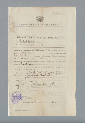 Świadectwo Wstąpienia na Uniwersytet Warszawski na nazwisko Józefa Finkla. Dokument składa się z 2 stron (bifolium). Na górze pierwszej strony dokumentu widnieje godło Uniwersytetu Warszawskiego oraz nazwa uczelni. Poniżej nazwa dokumentu „Świadectwo Wstąpienia”. Poniżej znajduje się informacja o czasie, w jakim uczęszczał na zajęcia wydziału lekarskiego (1915-1918). U dołu dokumentu widnieją podpisy Rektora, Dziekana, Sekretarza oraz pieczęć uczelni (po lewej stronie). Po otwarciu dokumentu widoczny jest wykaz ocen z poszczególnych przedmiotów z nazwiskami prowadzących je wykładowców (umieszczony w tabeli). U dołu 3 strony (na końcu) znajduje się pieczątka uczelni.  Gdy rozpoczęła się II wojna światowa, Józef Finkiel przekazał to, co miał najważniejsze – dyplomy szkolne i uniwersyteckie zaprzyjaźnionej rodzinie Błachowiaków (darczyńców). Sam udał się do Warszawy. Błachowiakowie zakopali dokumenty w ogrodzie. Józef Finkiel nigdy się po nie jednak nie zjawił. Zginął w zagładzie. Rodzina darczyńców po wojnie odkopała dokumenty i przechowała je w nadziei, że kiedyś uda się odnaleźć krewnych dra Finkla.