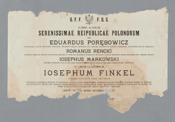 Cztery kopie dyplomu doktora medycyny przyznane Józefowi Finklowi. Dokument został sporządzony w całości w języku łacińskim. Na górze dokumentu widoczny herb II Rzeczypospolitej (orzeł w koronie) oraz akronim „Q.F.F.F.Q.S” (Quod felix, faustum fortunatumque sit, łac. oby to było szczęśliwe, sprzyjające i pomyślne). Poniżej wymienione zostały nazwiska rektora, dziekana oraz promotora wraz z tytułami (jedno pod drugim). Pod nimi, większą czcionką) widnieje imię i nazwisko Józefa Finkla. U dołu dokumentu znajduje się data wystawienia dokumentu (cyfry rzymskie) oraz pieczątka uczelni)Gdy rozpoczęła się II wojna światowa dr Józef Finkiel przekazał to, co miał najważniejsze – dyplomy szkolne i uniwersyteckie zaprzyjaźnionej rodzinie Błachowiaków (darczyńców). Sam udał się do Warszawy. Błachowiakowie zakopali dokumenty w ogrodzie. Józef Finkiel nigdy się po nie jednak nie zjawił. Zginął w zagładzie. Rodzina darczyńców po wojnie odkopała dokumenty i przechowała je w nadziei, że kiedyś uda się odnaleźć krewnych dra Finkla.