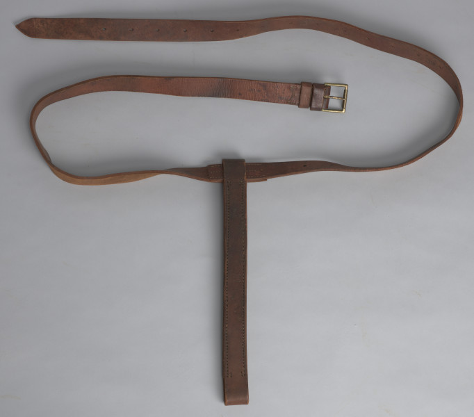 Śpiwór uszyty z płótna bawełnianego o grubym splocie w kolorze jasnobrązowym. Śpiwór posiada kształt kopertowy. Konstrukcja śpiwora składa się ze środkowej płaszczyzny w formie długiej kieszeni zakrywającej ciało. Kieszeń zamykana jest na dwie klapy: lewa, mniejsza, oraz prawa, szersza. Śpiwór posiada dwie kieszenie: dolną w formie prostokąta, górną, która może stanowić rodzaj ochraniacza, w który można zrolować całość. Wykończenie śpiwora wykonane jest ze skórzanej lamówki, znajduję się ona na całej długości, a także na wewnętrznych krawędziach śpiwora. Duża klapa posiada na brzegu rozłożone symetryczne trzy metalowe nity. W przeciwległym rogu śpiwora przyszyte są bawełniane sznurki. Na brzegach pokrowca znajdują się również dwa nity i dwa troki przyszyte do brzegów podszewki.
W dolnej partii śpiwora; na zewnętrznej stronie, znajdują się dwie skórzane szlufki.
Dodatkowo w środkowej partii znajduję się papierowa, okrągła nalepka (destrukt). Na nalepce widoczna litera B w kolorze granatowym.