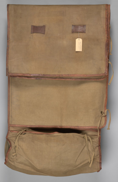 Śpiwór uszyty z płótna bawełnianego o grubym splocie w kolorze jasnobrązowym. Śpiwór posiada kształt kopertowy. Konstrukcja śpiwora składa się ze środkowej płaszczyzny w formie długiej kieszeni zakrywającej ciało. Kieszeń zamykana jest na dwie klapy: lewa, mniejsza, oraz prawa, szersza. Śpiwór posiada dwie kieszenie: dolną w formie prostokąta, górną, która może stanowić rodzaj ochraniacza, w który można zrolować całość. Wykończenie śpiwora wykonane jest ze skórzanej lamówki, znajduję się ona na całej długości, a także na wewnętrznych krawędziach śpiwora. Duża klapa posiada na brzegu rozłożone symetryczne trzy metalowe nity. W przeciwległym rogu śpiwora przyszyte są bawełniane sznurki. Na brzegach pokrowca znajdują się również dwa nity i dwa troki przyszyte do brzegów podszewki.
W dolnej partii śpiwora; na zewnętrznej stronie, znajdują się dwie skórzane szlufki.
Dodatkowo w środkowej partii znajduję się papierowa, okrągła nalepka (destrukt). Na nalepce widoczna litera B w kolorze granatowym.