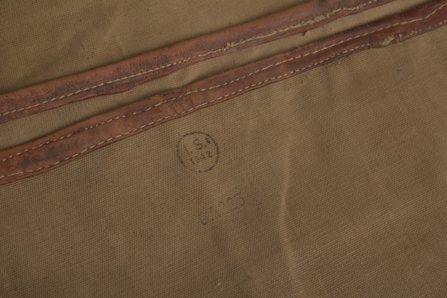 Śpiwór uszyty z płótna bawełnianego o grubym splocie w kolorze jasnobrązowym. Śpiwór posiada kształt kopertowy. Konstrukcja śpiwora składa się ze środkowej płaszczyzny w formie długiej kieszeni zakrywającej ciało. Kieszeń zamykana jest na dwie klapy: lewa, mniejsza, oraz prawa, szersza. Śpiwór posiada dwie kieszenie: dolną w formie prostokąta, górną, która może stanowić rodzaj ochraniacza, w który można zrolować całość. Wykończenie śpiwora wykonane jest ze skórzanej lamówki, znajduję się ona na całej długości, a także na wewnętrznych krawędziach śpiwora. Duża klapa posiada na brzegu rozłożone symetryczne trzy metalowe nity. W przeciwległym rogu śpiwora przyszyte są bawełniane sznurki. Na brzegach pokrowca znajdują się również dwa nity i dwa troki przyszyte do brzegów podszewki.
W dolnej partii śpiwora; na zewnętrznej stronie, znajdują się dwie skórzane szlufki.
Dodatkowo w środkowej partii znajduję się papierowa, okrągła nalepka (destrukt). Na nalepce widoczna litera B w kolorze granatowym.