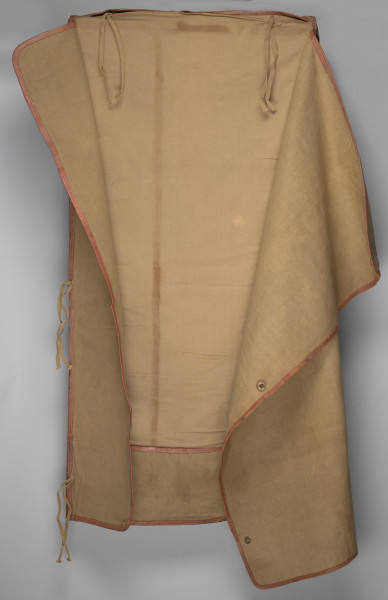 Śpiwór uszyty z płótna bawełnianego o grubym splocie w kolorze jasnobrązowym. Śpiwór posiada kształt kopertowy. Konstrukcja śpiwora składa się ze środkowej płaszczyzny w formie długiej kieszeni zakrywającej ciało. Kieszeń zamykana jest na dwie klapy: lewa, mniejsza, oraz prawa, szersza. Śpiwór posiada dwie kieszenie: dolną w formie prostokąta, górną, która może stanowić rodzaj ochraniacza, w który można zrolować całość. Wykończenie śpiwora wykonane jest ze skórzanej lamówki, znajduję się ona na całej długości, a także na wewnętrznych krawędziach śpiwora. Duża klapa posiada na brzegu rozłożone symetryczne trzy metalowe nity. W przeciwległym rogu śpiwora przyszyte są bawełniane sznurki. Na brzegach pokrowca znajdują się również dwa nity i dwa troki przyszyte do brzegów podszewki.
W dolnej partii śpiwora; na zewnętrznej stronie, znajdują się dwie skórzane szlufki.
Dodatkowo w środkowej partii znajduję się papierowa, okrągła nalepka (destrukt). Na nalepce widoczna litera B w kolorze granatowym.