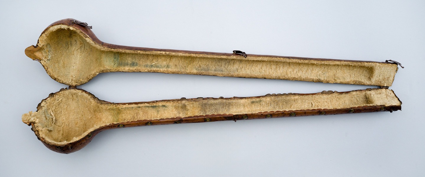 ujęcie z góry na otwarte etui. Wnętrze wyściełane grubą, jasną tkaniną bawełnianą.