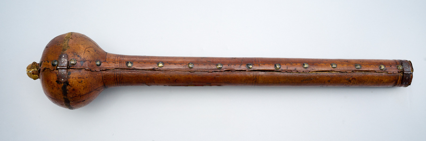 strona trzecia. Głowica po lewej; obudowa trzonu z metalowymi guzami. Na gałce i dolnej części futerału metalowe zawiaski.