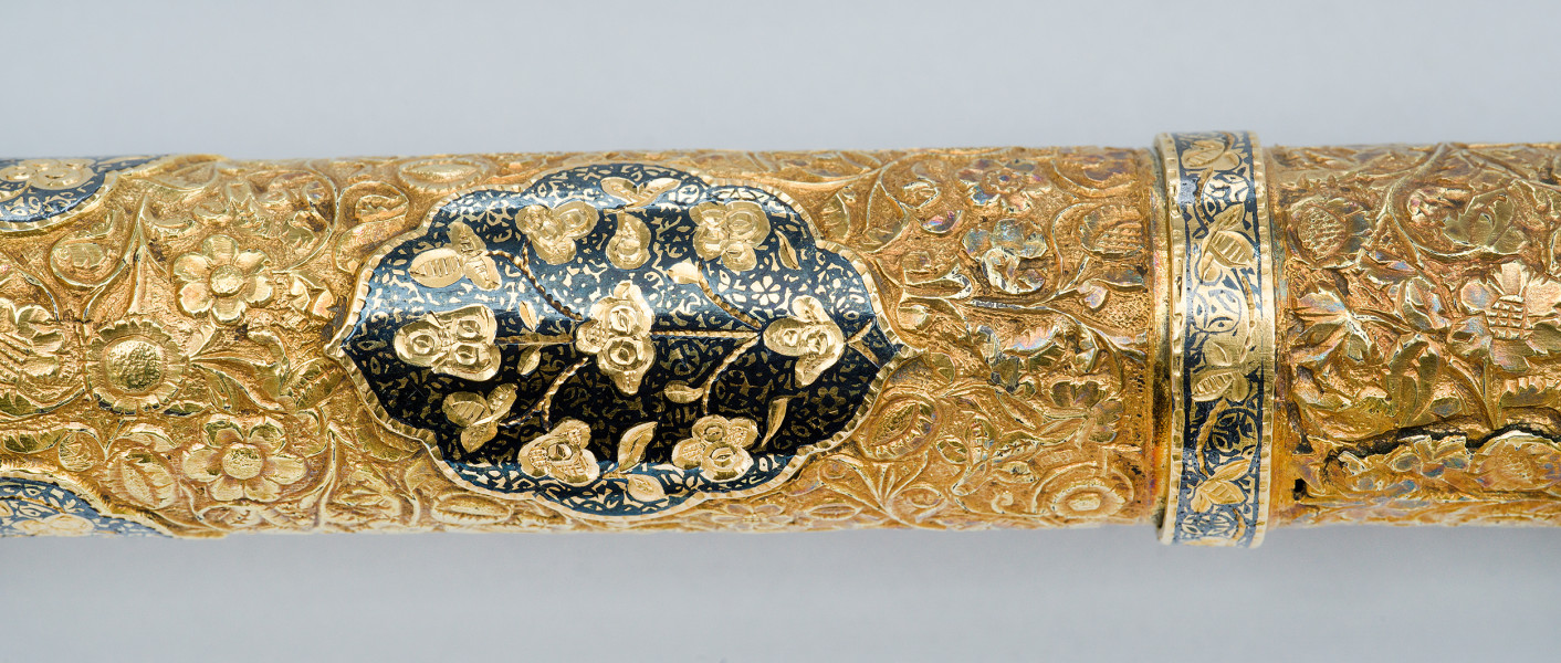 zbliżenie na dekorację trzonka. Na złoconej rękojeści niellowane płytki z grawerowanymi ornamentami roślinnymi.