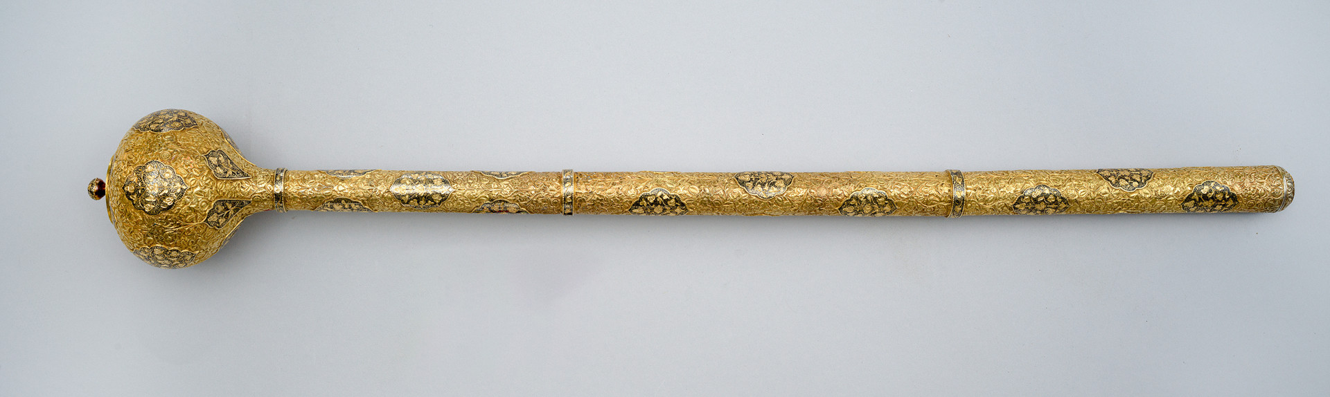 strona piąta. Gałka i trzon złocone, grawerowane i niellowane. Ujęcie z głowicą po lewej stronie.