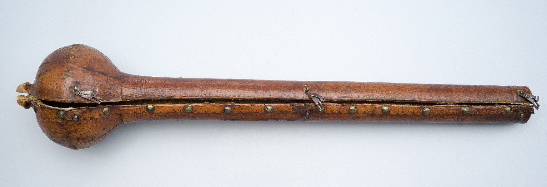 strona pierwsza. Głowica po lewej; obudowa trzonu z metalowymi guzami i trzema, umiejscowionymi w równych odległościach od siebie skobelkami.