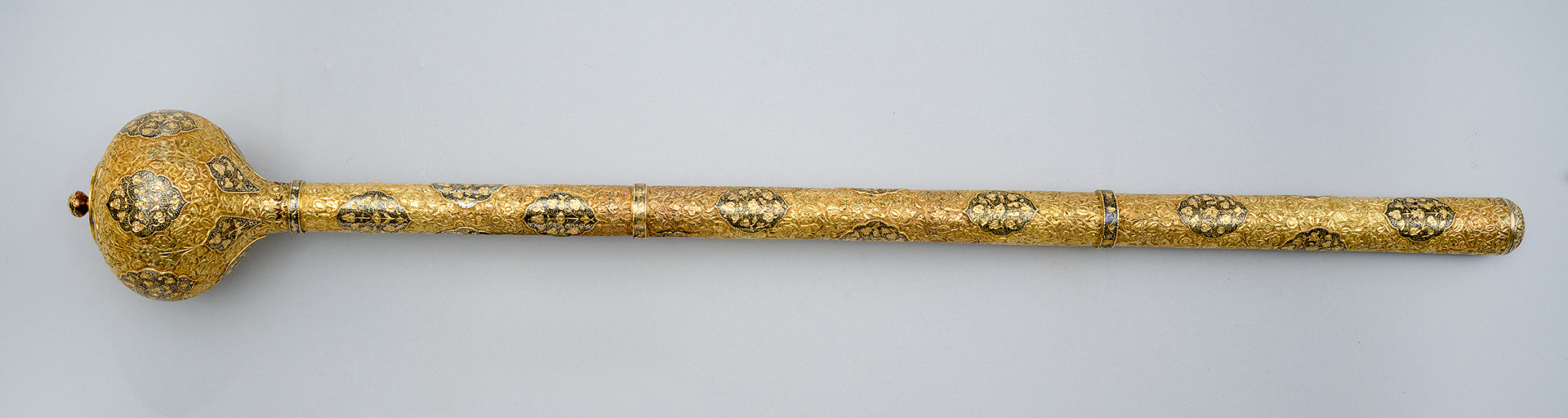 strona trzecia. Broń złocona, o kulistej głowicy (po lewej) zwieńczonej okrągłą sterczynką.