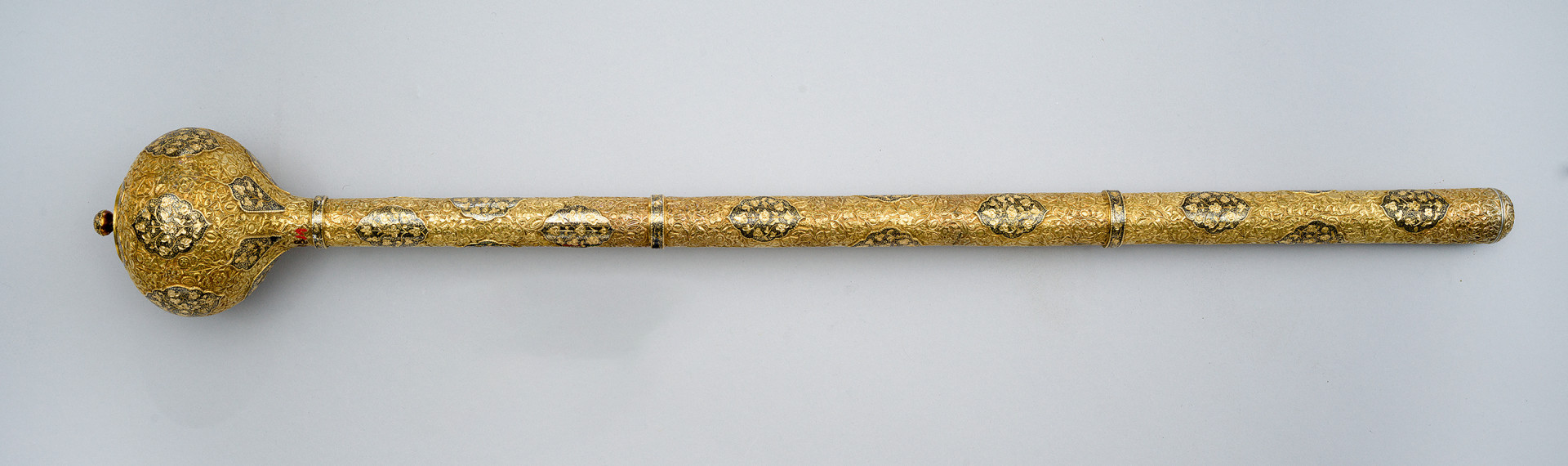 strona szósta. Ze srebra złoconego, grawerowanego w delikatne ornamenty roślinne.