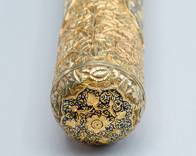 zbliżenie na zakończenie trzonka z dekoracją rozety - ujęcie z dołu. Na pozłacanej wypustce niellowana rozeta, zdobiona wewnątrz grawerowanymi kwiatkami.