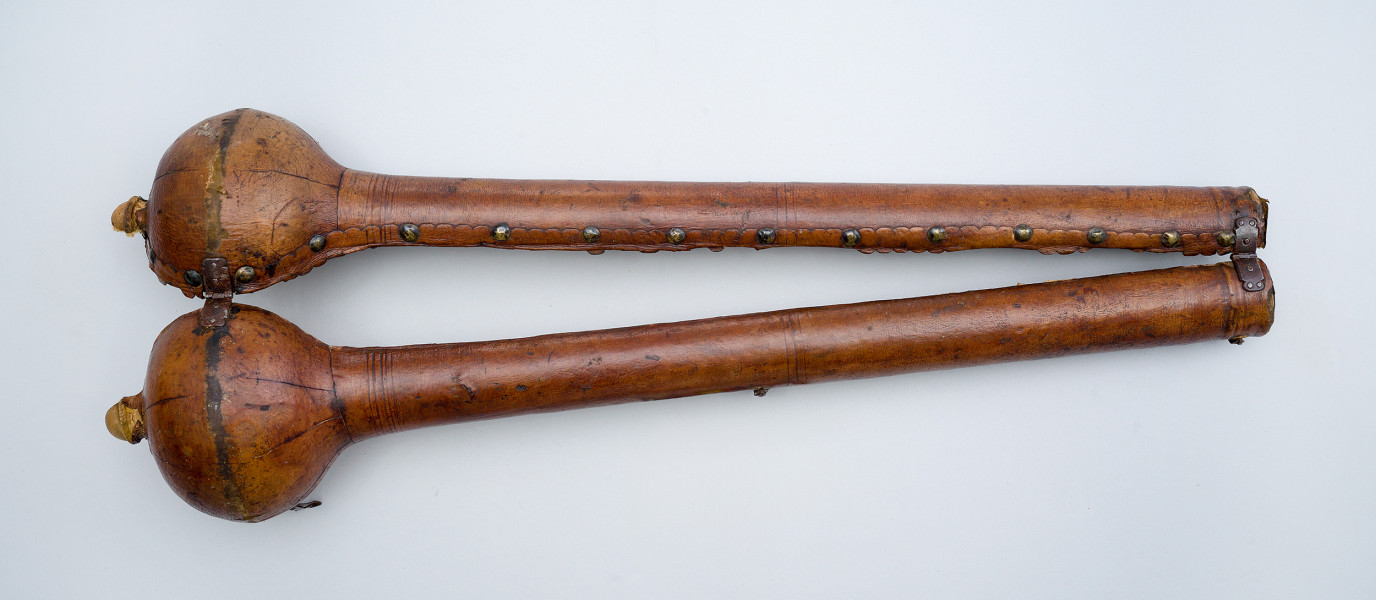 ujęcie z góry na odwrócone, otwarte etui. Rozcięte części futerału połączone dwoma zawiaskami, umieszczonymi na głowicy i dolnej wypustce.