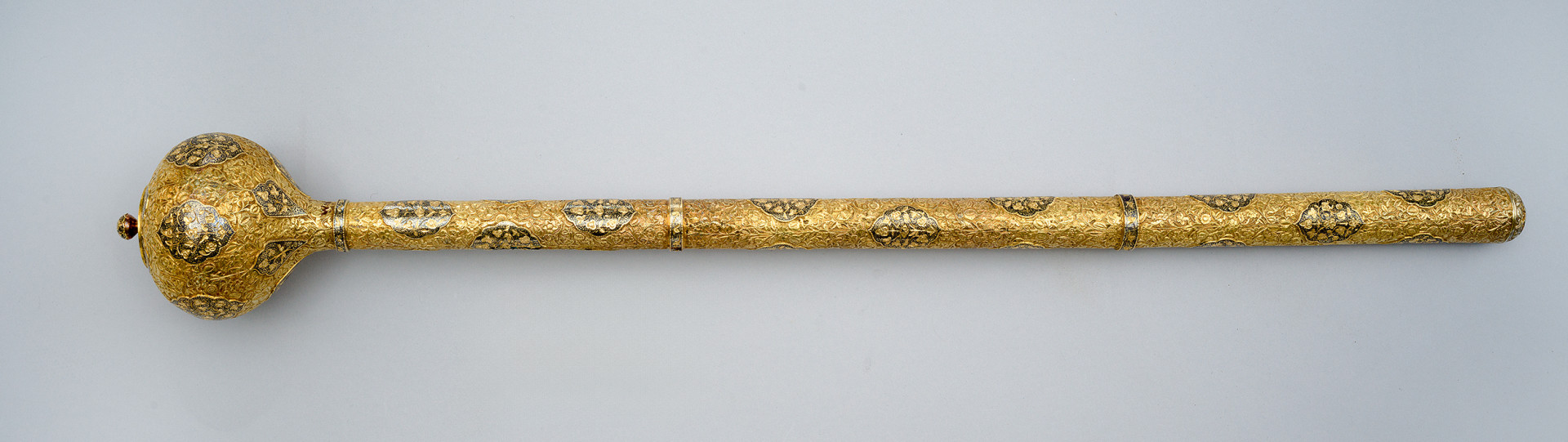 strona czwarta. Na powierzchni głowicy i rękojeści orientalny grawerunek o roślinno-kwiatowym charakterze.