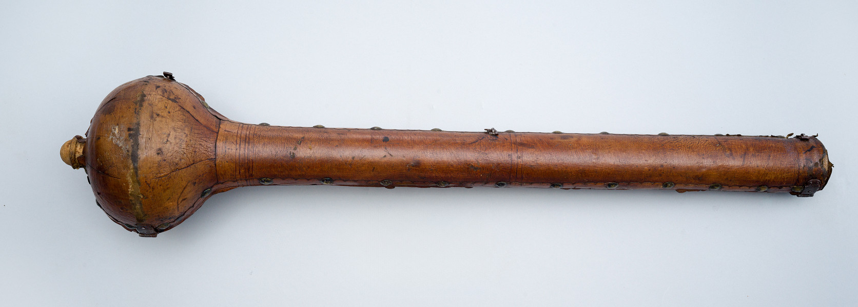 strona czwarta. Głowica po lewej; obudowa trzonu bez metalowych guzów. Pod gałką, pośrodku i na dole futerału, biegnące dookoła walca okręgi, zaznaczające pierścienie.