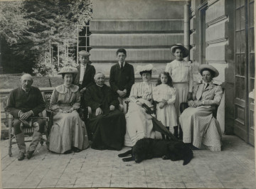 Grupa mężczyzn i kobiet ubranych w stroje oficjalne.